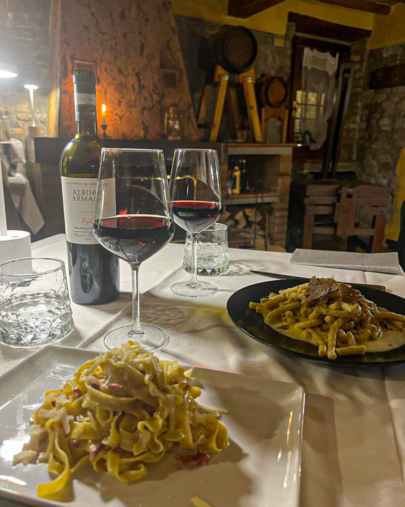 Cena di coppia nelle intime salette del ristorante tradizionale di Modena