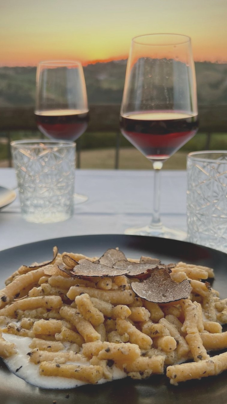 Cena estiva al ristorante all'aperto a Modena