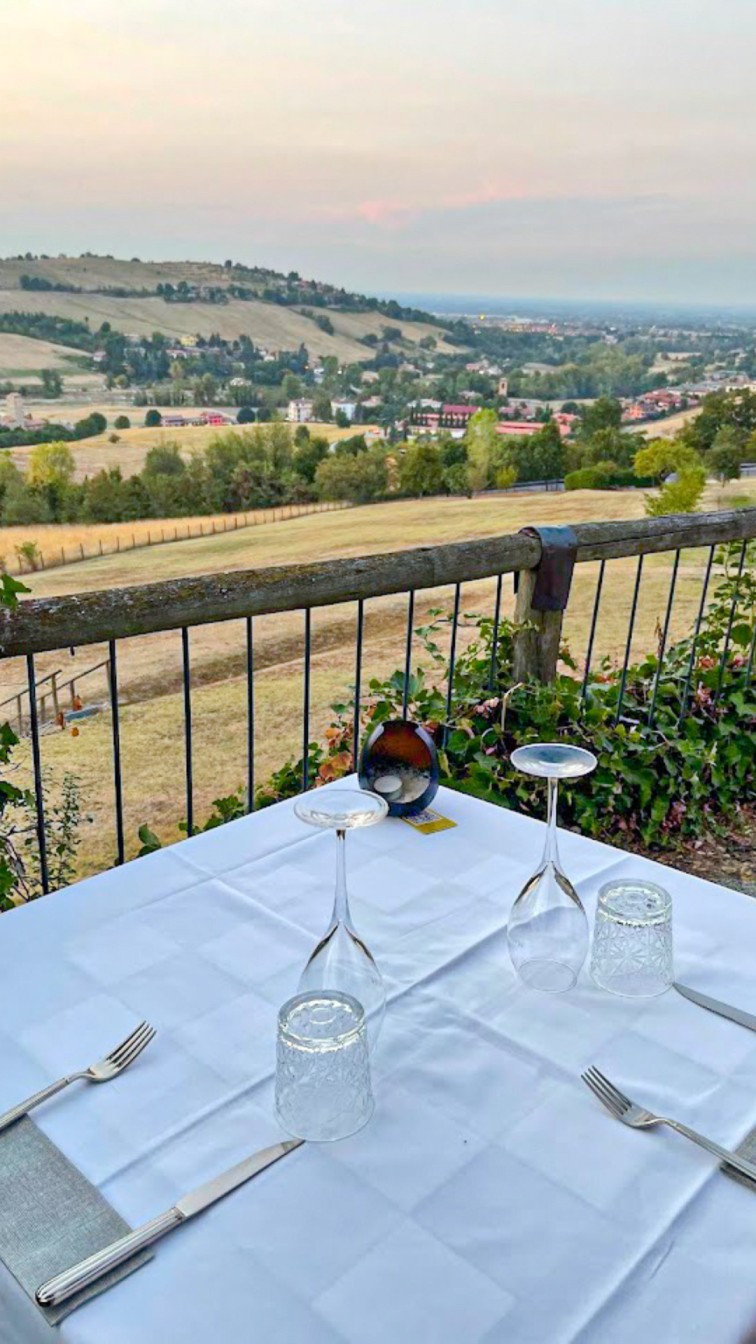 Tavolo di coppia in terrazza per cene romantiche al tramonto al ristorante all'aperto a Modena